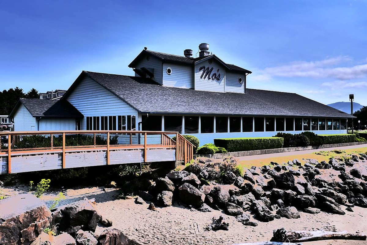 Mo's Restaurant beside the beach at Taft Pier on Siletz Bay, Lincoln City